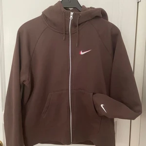 Nike hoodie  - Säljer denna hoodie pga ånger och kan ej lämna tbx den då det gått ett tag. Har endast haft på mig den en gång. Den är så gott som ny. Köpt för 676kr hos asos (E-kvitto finns). Storlek M. Passar mig som oftast bär M/S men ändå sitter lite löst perfekt. Pris kan diskuteras 