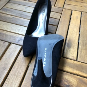 Märke Tamaris. Storlek 37.  - Märke Tamaris. Storlek 37. Svart mockamaterial. Som nya.