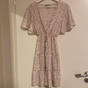 Rosa klänning - Rosa klänning med vita blommor från chiquelle, använd fåtal gånger. Nyskick! :)