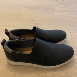 Linear skor - Svarta lågskor från Linear i konstläder stl 39. Mycket bra skick pga lite för små för mig så har bara använt dem några gånger