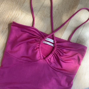 Rosa linne - Linne med stark rosa färg köpt på Urban outfitters fin till sommaren, polyester, stretchig, använd ca 2 ggr💕