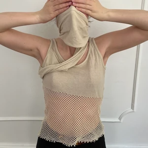 unik topp - storlek: S. färg: beige. den går att styla/knyta med armen på flera sätt. möts upp i stockholm eller fraktar 🖤