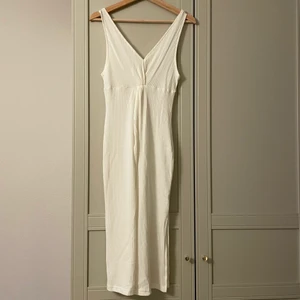 Vit sommarklänning  - Använd en gång, bra skick! lite genomskinlig.