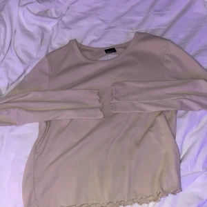 Tröjor från Ginatricot storlek M/L - Två tröjor i olika färger en beige och en rosa. Dom har öppen rygg där bak som en cirkel och är jättefina. En kostar 50 och två 100. 