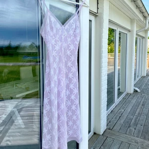 Klänning - Säljer en klänning. Lite genomskinlig men så otroligt fin. Tyvärr lite liten på mig dock, passar bättre på xs/s. Köpare står för frakt😇💋❣️