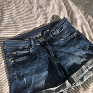 Mörkblåa jeansshorts i storlek 36. Low waist denim shorts. I bra skick. 