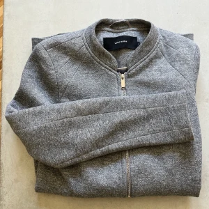 Kappa från Vero Moda, storlek S - Ljusgrå kappa från Vero Moda Storlek S Använd men i mycket gott skick