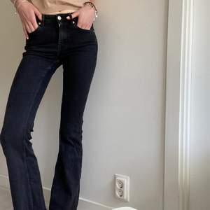 Flare jeans! Endast använda ett få tal gånger!💓 köparen står för frakten 66kr!📦
