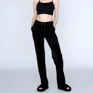 Juicy couture byxor - Juicy couture byxor I storkek S passar även M använda få gånger och är i gott skick. Har en passade zip-Hoodie till som kommer säljas så snart som möjligt som är oanvänd (ny inköpt) Dessa plag ökar även i värde genom tiden. 