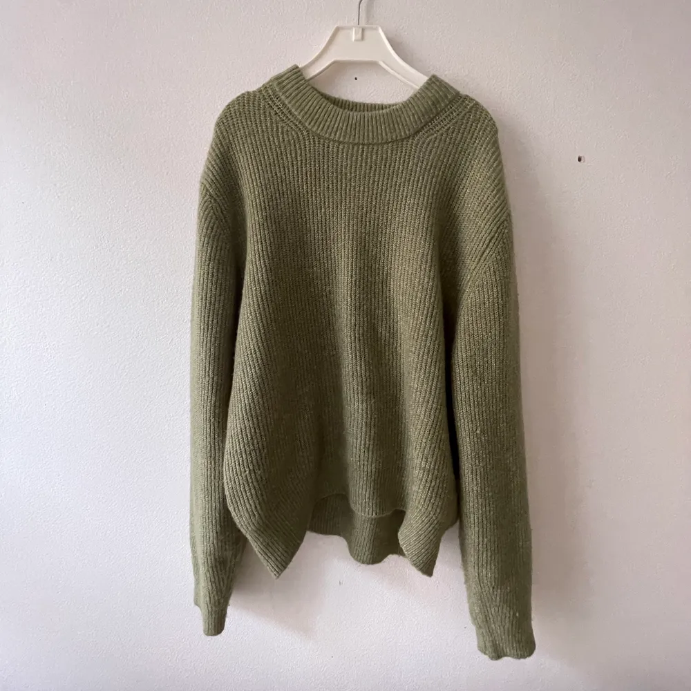 Stickad grön zara tröja i bra skick size 13-14 cm 164. Stickat.