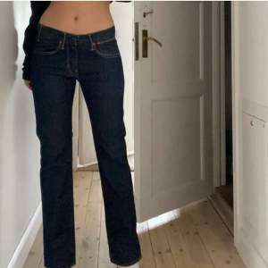 low/mid-rise vintage levis jeans i w29 men insydda för att passa w26-27. Det går dock lätt att sprätta upp om man vill ha dem större. Innerbenslängd 75cm💐