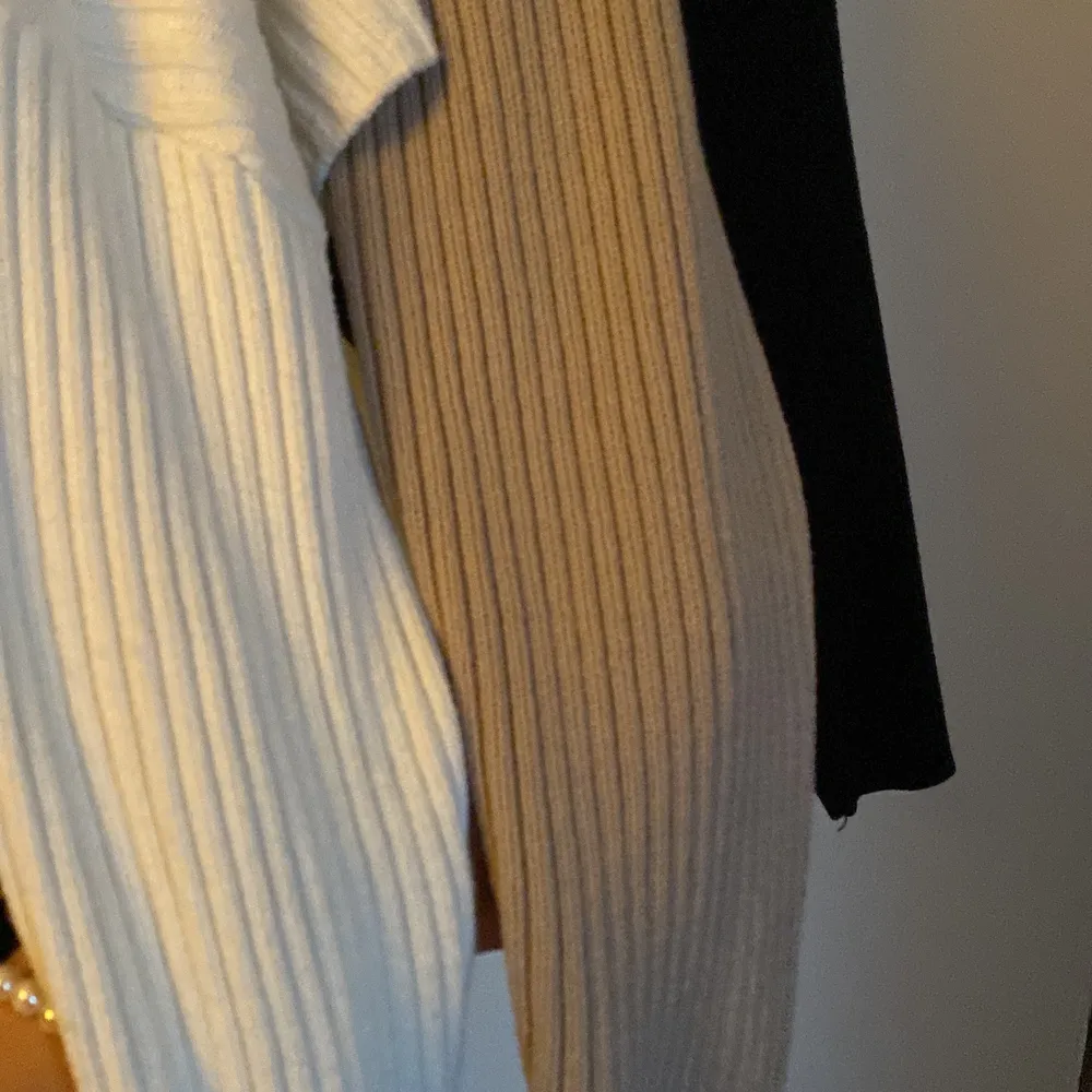  Jättefina populära koftor från H&M i vit, beige och svart. Den vita är i stl L, den beiga M och den svarta M/L och den svarta är i ett litet annorlunda material, men alla superfina och sparsamt använda och inga defekter 😍😍 ❌❌ VIT OCH SVART SÅLD ❌❌. Tröjor & Koftor.