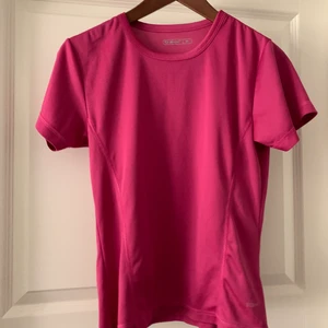 Träningströja SOC - Superfin träningströja från SOC. Den har en fin mörkrosa färg. Fint skick förutom att texten på nedre högra kanten har börjat försvinna, se bild 2 och några små mörka fläckar på baksidan. Kanske försvinner ifall man tvättar tröjan igen. 