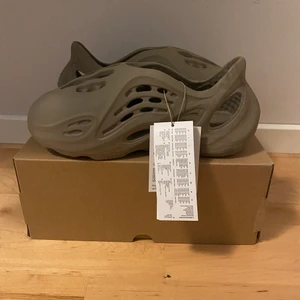 Yeezy Foam Runner stone sage   - Skorna är storlek 35 och är helt nya. Frakt är 60 kr 💫