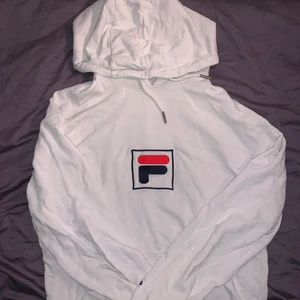 Fila hoodie strl. S - Snygg hoodie som använts ett antal gånger. Storlek S men passar lätt M.
