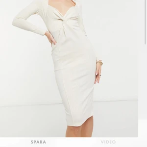 Vit tight klänning  - Vit tight klänning från asos. Aldrig använd, ord pris 439kr. Pm för föer bilder!🤍