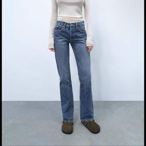 Säljer min fina zara jeans fast i kortare modell. De är använda ca 1 gång och är helt slutsålda. passar mig som är ca 152 cm lång, skriv för frågor💗💗