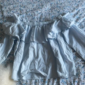 Off shoulder top - Fin off-shoulder topp i nästintill oanvänt skick! Från bikbok storlek L. 70kr + eventuell frakt