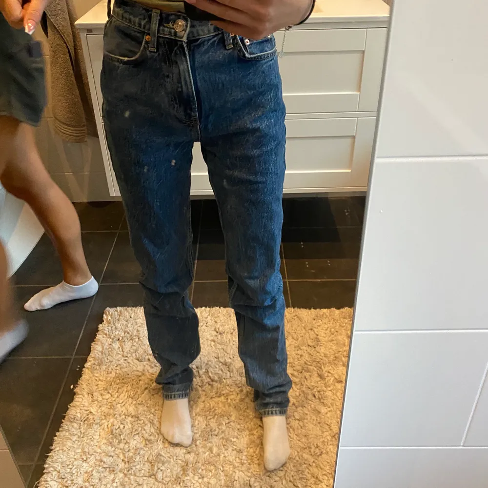 Mörkblåa jeans från gina tricot i storlek 32. Jag är 165 och dem är lite för långa för mig enligt mig. Dem är i superbra skick nästan aldrig använda. Jeans & Byxor.