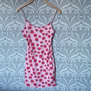 strawberry dress size XS - materialet är ganska tint men man ser inte igenom, den är ganska lång går till mitten av dina lår och är vädligt skön till sommaren