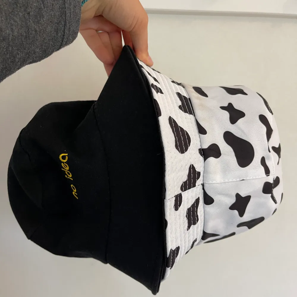 2 st hattar som inte används längre, den med ko mönster kan man vända på så att den blir svart ☺️ skriv vid frågor . Accessoarer.