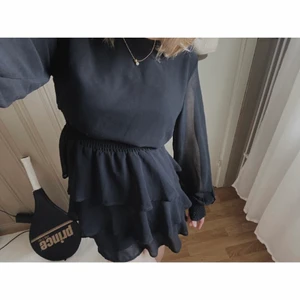 Volangklänning - Superfin volangklänning med skira ärmar, perfekt nu till sommaren! Köpt av en annan tjej här på Plick men var för stor för mig 💔