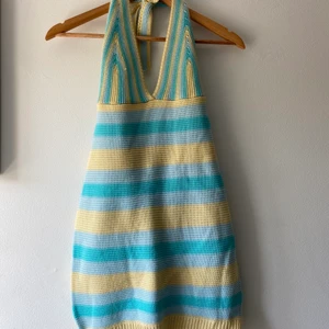 Stickad Klänning - Stickad klänning - aldrig använd. Det ”gula” är mycket mer beiget i verkligheten!