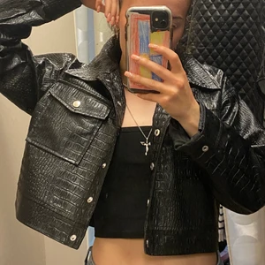 Croppad jacka - Croppad svart jacka från missguided. Sparsamt använd o i bra skick😇 Jag är ca 162cm lång och brukar ha xs/s i kläder