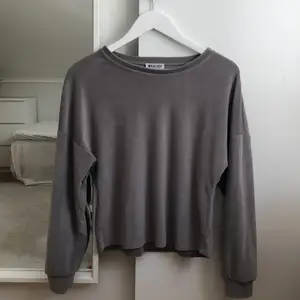 Säljer denna supersköna tröjan i sammet då den är för liten på mig💕 (köparen står för frakten)