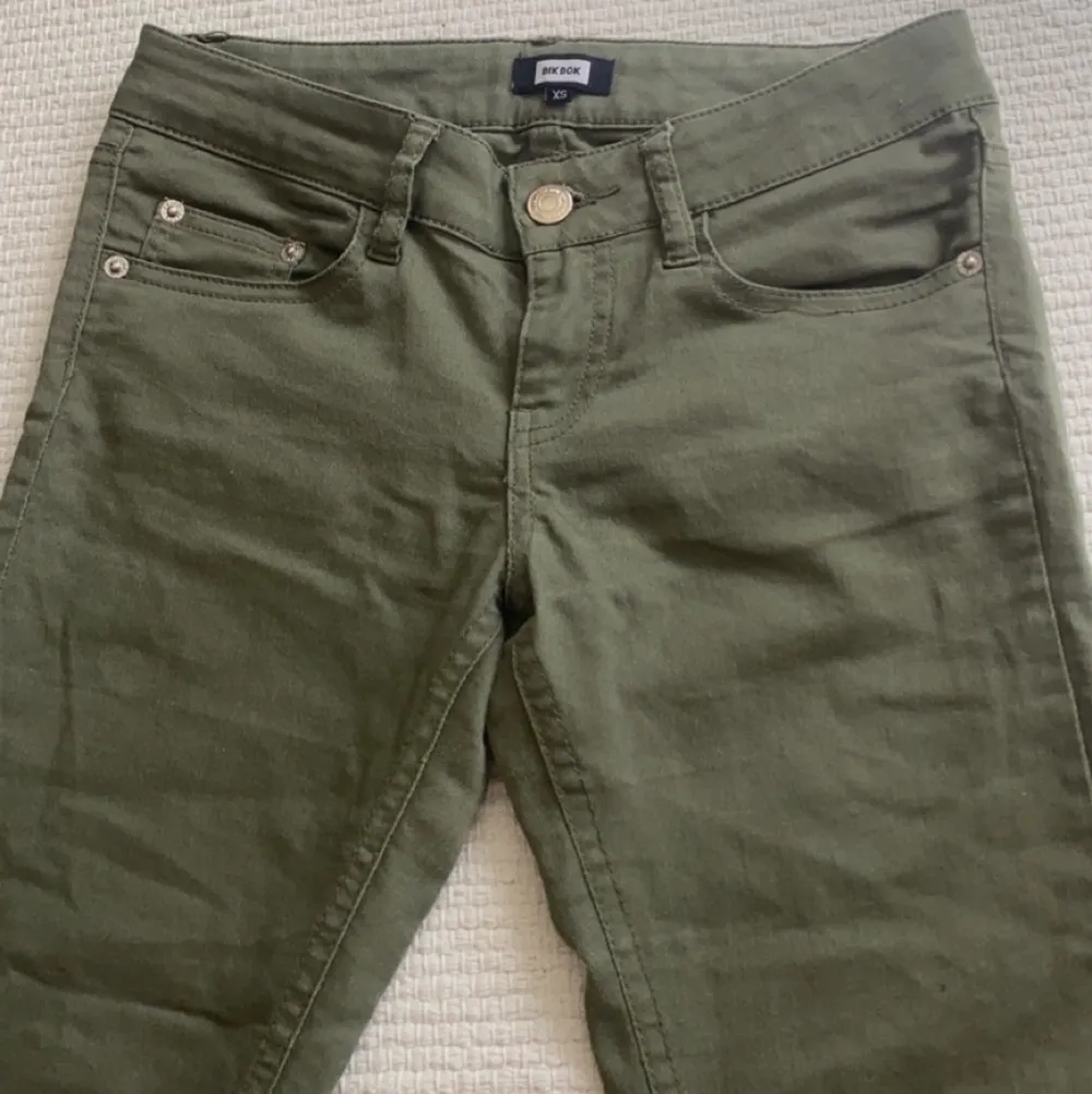 Gröna lågmidjade jeans från bikbok storlek XS💚 Bra skick. 100 kr + frakt!. Jeans & Byxor.