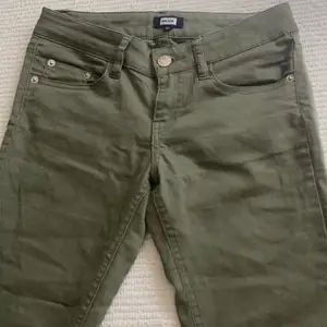 Gröna lågmidjade jeans från bikbok storlek XS💚 Bra skick. 100 kr + frakt!
