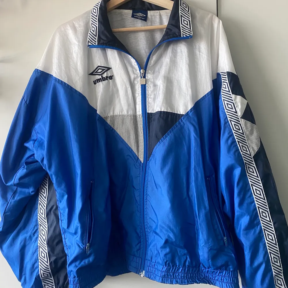 Säljer denna otroligt snygga umbro 90’s vintage jacka. Den är använd men i bra skick. Storlek M i herrstorlek så den är oversize. . Jackor.