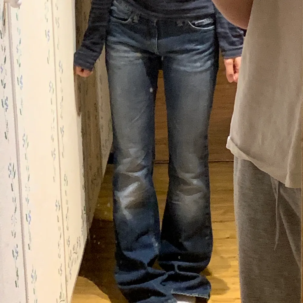 Säljer mina jeans från fornarina pga att de är för långa på mig😓oanvända av mig men köpta secondhand. midjan är strl25 och i längden är de ca 108 cm😊. Jeans & Byxor.