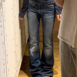 Säljer mina jeans från fornarina pga att de är för långa på mig😓oanvända av mig men köpta secondhand. midjan är strl25 och i längden är de ca 108 cm😊