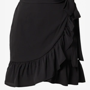 Omlottkjol från vila - Säljer denna fina kjol från Vila eftersom att jag inte får någon användning utav den. Den är använd en gång, alltså helt i nyskick.