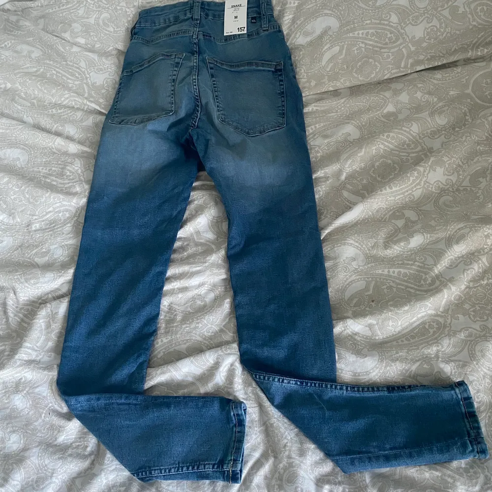Säljer dessa jeans då de inte kommit till användning, dom är helt nya och aldrig använda. Prislapp sitter kvar🙌🏻Köpta ifrån lager 157 och kostar 200kr nypris.. Jeans & Byxor.