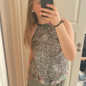 Halterneck topp🤍 - En så så snygg topp som passar perfekt till sommaren! Fina färger och min favorit är ryggen🥰  aldrig använd, den är från Vero Moda men köpt på sellpy (prislapp kvar) 70kr+frakt💞