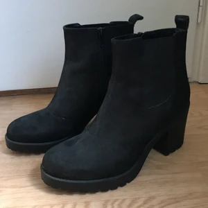 Boots / storlek 38 - hej! säljer nu mina fina boots, har använt dessa ett få tal gånger bara, Storlek 38. Skicka pm för mer info🌸