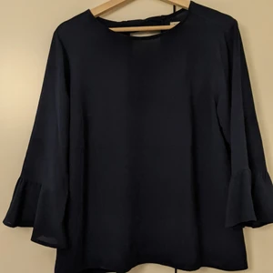 Elegant blouse - Fint tyg blouse. Köparen står för frakt annars kan vi träffas utan kostnad om ni är i Stockholm.