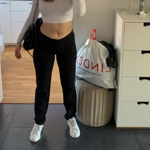 Lågmidjade kostymbyxor  - Säljer mina lågmidjade kostymbyxor i storlek S. skriv för fler frågor, bilder. Pris kan alltid diskuteras ❤️