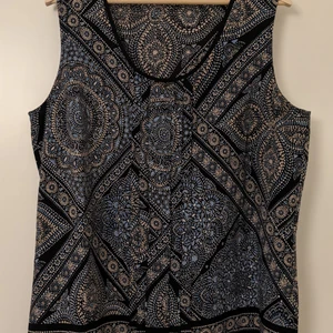 Tommy Hilfiger shirt - Somrig shirt köpt i New York. Jättebra skick, som ny. Tyget är fin. Köparen står för frakt annars kan vi träffas utan kostnad om ni är i Stockholm.