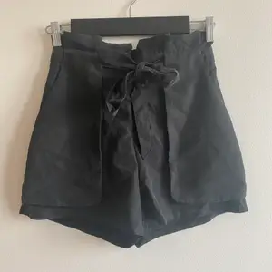 Svarta shorts från Monki, aldrig använda. Storlek 36. Frakt tillkommer