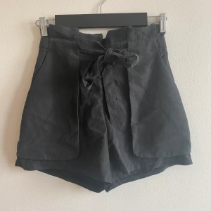 Oanvända shorts  - Svarta shorts från Monki, aldrig använda. Storlek 36. Frakt tillkommer