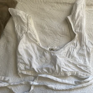 Linne topp  - Detta är en väldigt fin linne topp, den har bara andvändits 1 gång.💗💗