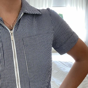 Randig jumpsuit - Säljer denna randig jumpsuit från The Blue T-shirt, storlek M men skulle säga att det är en XS-S