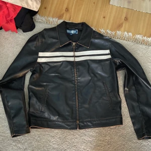 Skinjacka  - Boxy. Sitter väldigt bra och är av hög kvalitet