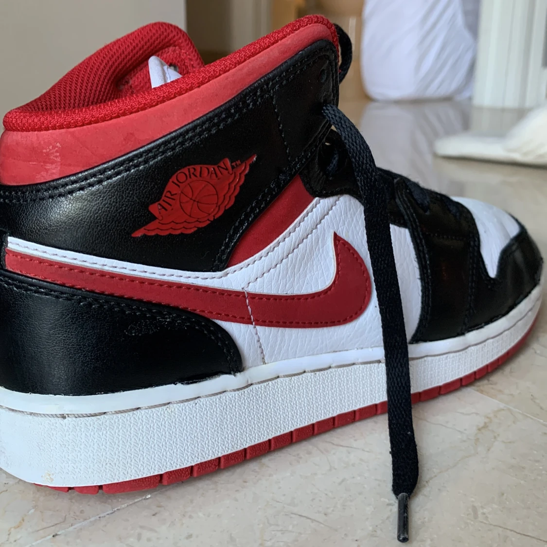 Jordan 1 mid gym red