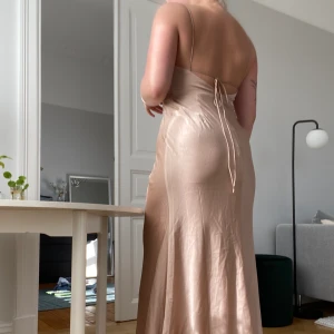 Balklänning - Helt oanvänd endast testad balklänning i silke! Från asos, stl 40 men skulle säga 38/40💞 Perfekt längd för mig som är 169 lång✨ Priset kan ev ändras!