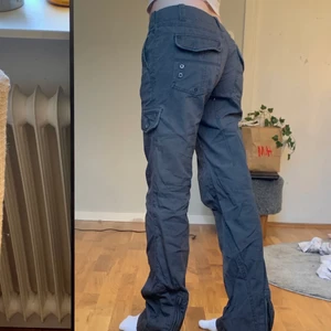 lågmidjade cargopants - snyggaste cargobyxorna från ESPRIT. storlek 36 extra long, midjemått 80 cm. precis för långa för mig som är 173, hade suttit perfekt på någon 175 el längre! saknar en knapp på ena bakfickan men går att själv sy dit en ny🙏🏼