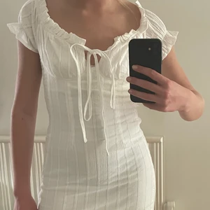 Sommarklänning  - Säljer min fina sommarklänning som är lite för tajt för min smak. Köpte för 550 men säljer för 250 kr 